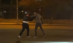 Trafikte dehşet anları! Otomobil sürücüsü motosikletliye saldırdı