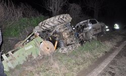 İzmir'de traktör ile pikabın çarpıştığı kazada sürücüler yaralandı