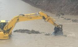 Yağışlı hava kazaya yol açtı: Sürücü çaydaki akıntıya kapıldı!