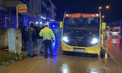 Yolun karşısına geçiyorlardı… Minibüs çarptı, anne ve kızı yola savruldu!