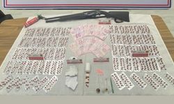 Zehir tacirlerine büyük darbe: Para, silah ve binlerce hap ele geçirildi!