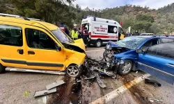 Otomobiller kafa kafaya çarpıştı: 3 yaşındaki çocuk öldü, 6 kişi yaralandı