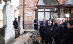 Alaeddin Bey Camii haziresindeki mezar taşları yenileniyor