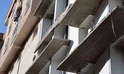 İzmir'de bir binadaki iki balkon çöktü, park halindeki otomobilde hasar oluştu