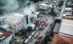 Bornova’da ayakkabı fabrikasında yangın! Alevler çevredeki tesislere sıçramadan söndürüldü