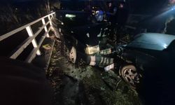 Can pazarı... İki araç kafa kafaya çarpıştı, yaralılar var!