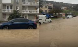 Çeşme’de sağanak hayatı felç etti, yollar göle döndü