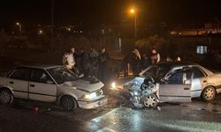 Feci kaza! İki otomobil kafa kafaya çarpıştı...