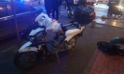 Feci kaza! Motokurye savrularak otomobilin üzerine düştü