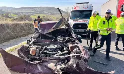 Feci kaza! Otomobil TIR’a çarptı, sürücü araçta sıkıştı