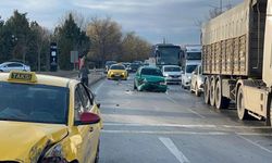 Feci kaza! Tafik durdu, taksi ile otomobil hurdaya döndü!