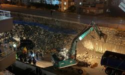 Patlama sonrası istinat duvarı çöktü: Park halindeki araçlar zarar gördü!