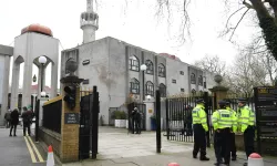 İngiltere'de teravih namazı sonrası camide bıçaklı saldırı! Ölü ve yaralılar var