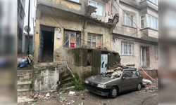İzmir’de balkon çöktü, otomobil hurdaya döndü