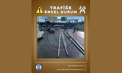 İzmir'de elektrik direkleri devrildi, trafik durdu