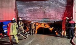 İzmir’de mobilya atölyesinde yangın çıktı! Ekiplerin müdahalesi sürüyor