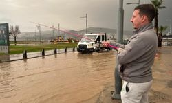 İzmir’de sağanak alarmı: Alsancak ve Kordon göle döndü, vatandaş oltayla tepki gösterdi