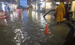 İzmir’de sağanak hayatı felç etti: Sokaklar göle döndü