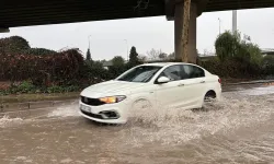 İzmir’de şiddetli yağış: Cadde ve sokaklar göle döndü