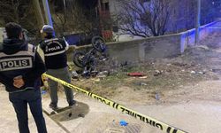 Kafa kafaya çarpışan araçlar can aldı: 1 ölü, 2 yaralı!