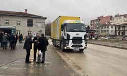 Yolun karşısına geçmeye çalışan yaya kamyon çarpması sonucu öldü