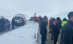 Kar küreme aracı devrildi: İki ölü