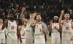 Karşıyaka potada Anadolu Efes önünde