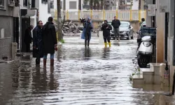 Karşıyaka'da otopark ve bodrum katları sular altında kaldı