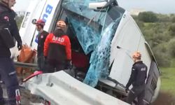 Yolcu otobüsü bariyerleri aşarak devrildi: 30 yaralı, 6 ölü