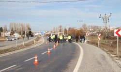 Kontrolden çıkan araç direğe saplandı! Elektrik hattı kesildi, yaralılar hastaneye kaldırıldı
