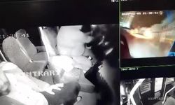 Korku dolu anlar kamerada! Yolcu minibüsüyle burun buruna çarpıştı