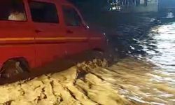 Korkutan anlar: Minibüs çayda mahsur kaldı, zamanla yarış başladı!