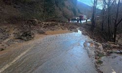 İzmir'de sağanak yağış heyelana neden oldu, Ödemiş-Salihli yolu kapandı
