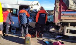 Öğrenci servisinin tıra çarpmasıyla 1 kişi öldü, 7 kişi yaralandı