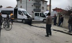 Okul servisi ile belediye aracı çarpıştı: Yaralılar var!