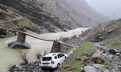 Ölümle burun buruna: Direksiyon hakimiyetini kaybetti, araç metrelerce sürüklendi