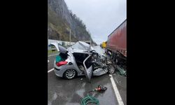 Park halindeki TIR’a çarpan otomobilde 2 kişi hayatını kaybetti