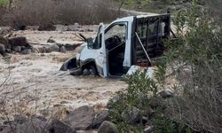 Sağanak İzmir’i vurdu! Dereyi geçmek isteyen kamyonettekiler mahsur kaldı