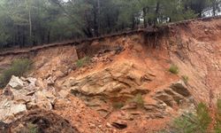 Sağanak sonrası heyelan: Yol kısmen trafiğe kapandı, ekipler seferber oldu!