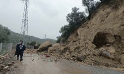 Sağanak sonrası korkutan görüntü: Yol dev kayalarla kaplandı!