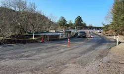 İzmir'de sağanak nedeniyle çöken yol, kısmi olarak trafiğe açıldı