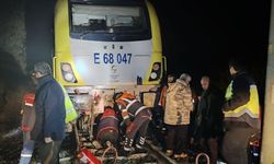 Seyir halindeki yolcu treni raydan çıktı: Bölgeye ekipler sevk edildi