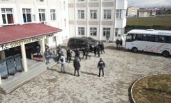 Tefecilik çetesine yönelik büyük operasyon: Çok sayıda silah ve çek ele geçirildi