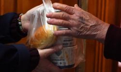 Torbalı'da sıcak yemekler kapı kapı ulaştırılıyor