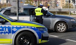 Trafik kontrolünde şaşırtan olay: Polis memuru açığa alındı, sürücü gözaltında!