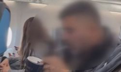 Uçakta sigara içip sosyal medyada paylaştı: Kara listeye alındı