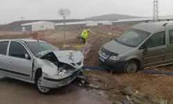 Otomobil ile hafif ticari araç çarpıştı: 1 kişi öldü, 5 kişi yaralandı