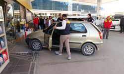 Akaryakıt istasyonunda d*hşet: Tartıştığı kasiyerin üzerine araç sürdü!