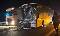 Anadolu Otoyolu'nda otobüs ile çekici çarpıştı: 1 ölü, 15 yaralı