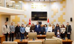 Balçova'da yeni evlilere destek: Alışveriş kartları dağıtıldı